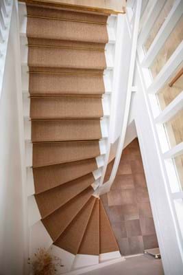 Trappeløber, boucle 345, 67 cm bred, trappestang poleret messing 85.jpg