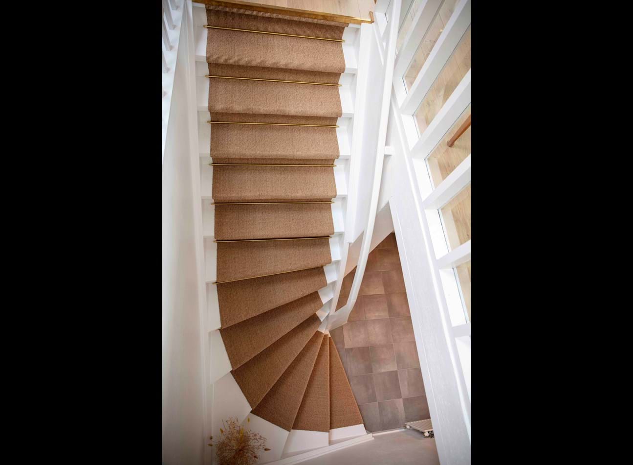 Trappeløber, boucle 345, 67 cm bred, trappestang poleret messing 85.jpg