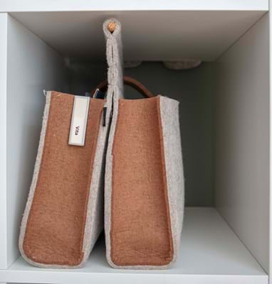 Filt taske i farve beige og sepia