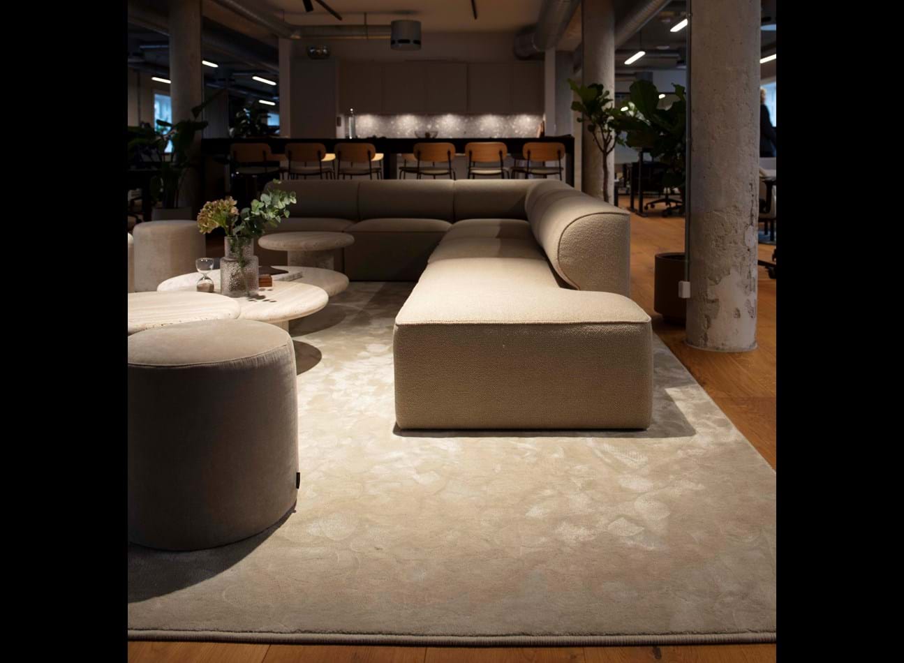 Makalu 3510, i lounge med højbord i baggrundern, Unify Partners