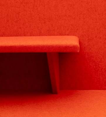 detalje af bænk beklædt med orange filt