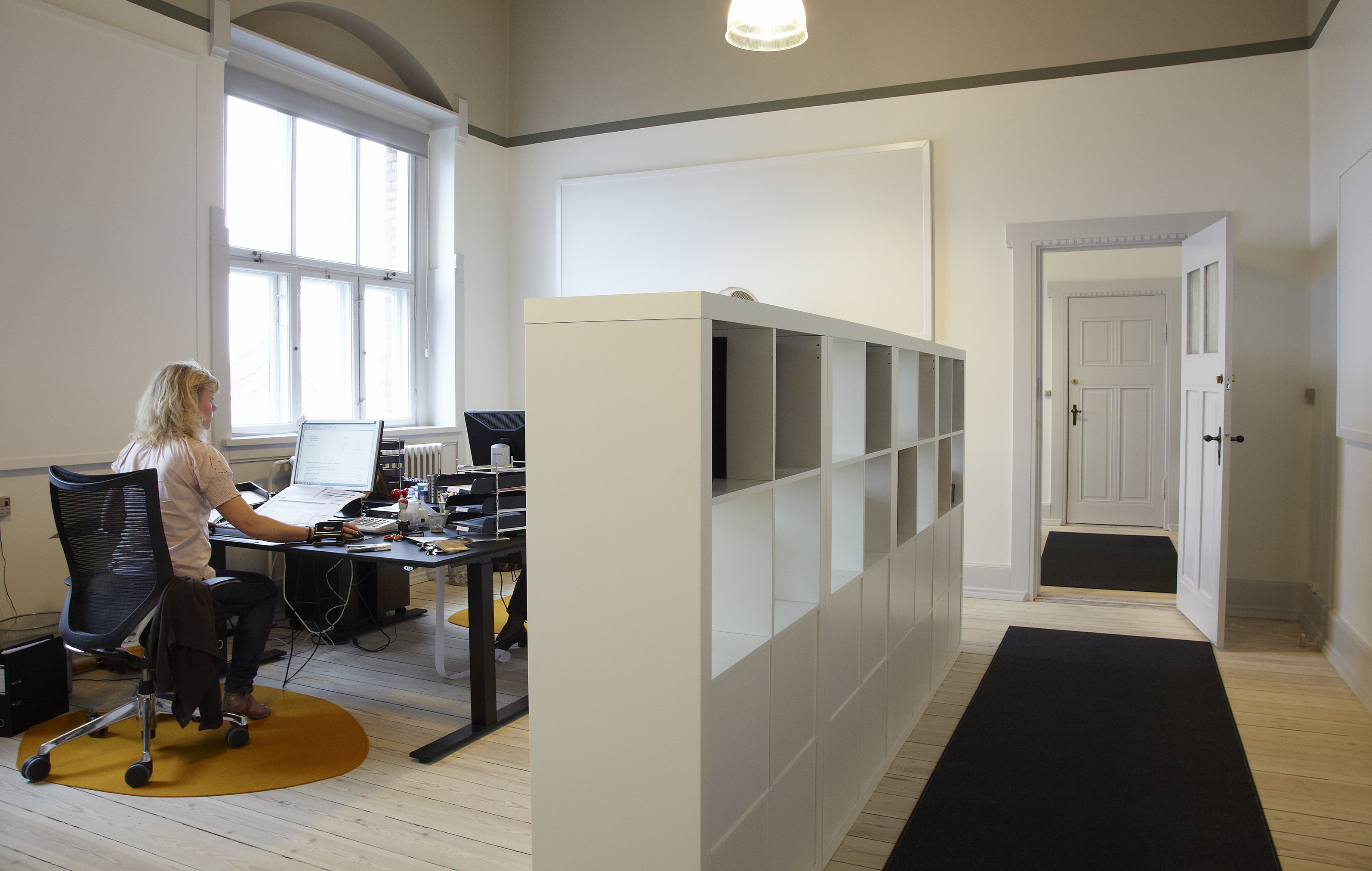 løber i grå filt på kontor