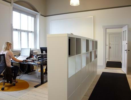 løber i grå filt på kontor